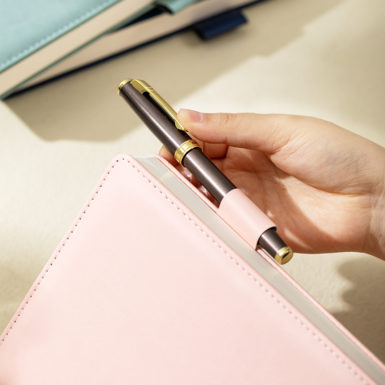 Notes w skórzanej oprawie Deli EN157L, format A5, 144 kartki, linie